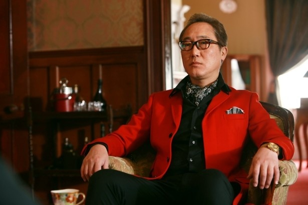 【写真を見る】佐野史郎さん演じる日出淡九郎の部屋はコルレオーネ家の居間をイメージしたという万城目さん。映画では和洋折衷に