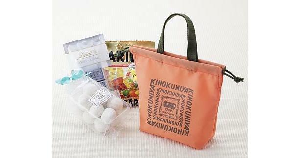 中央線カラーのバッグを開けると、お菓子がいっぱい！(紀ノ国屋アントレ/1380円)