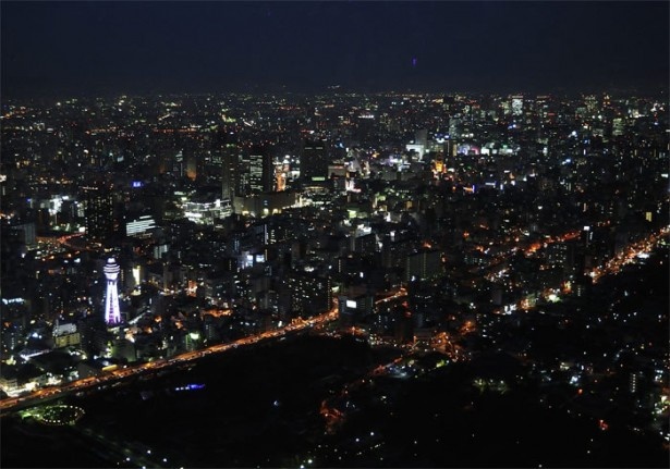 夜は360度、光のパノラマ。大阪の新しい夜景スポットだ。