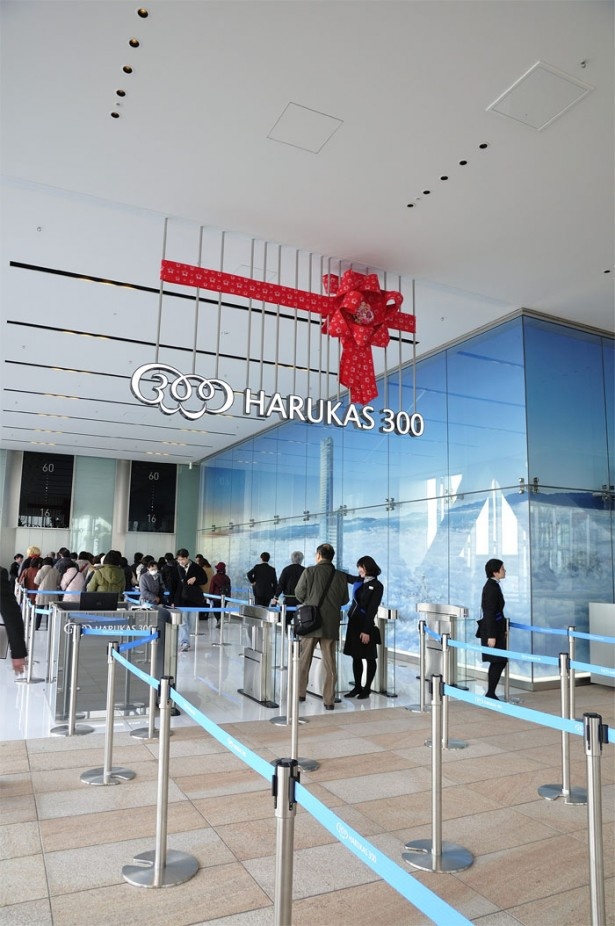 ハルカス300へのエレベーターに並ぶ人たち。地上300メートルまで1分足らずで上がってしまう。