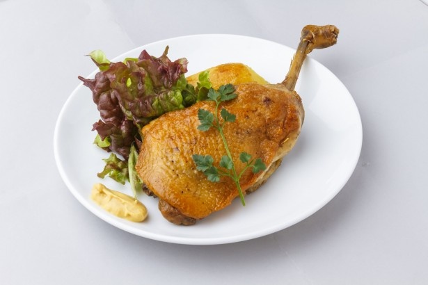 おや鶏のコンフィ819円（ビストロ酒場 金八っつぁん 枚方店）