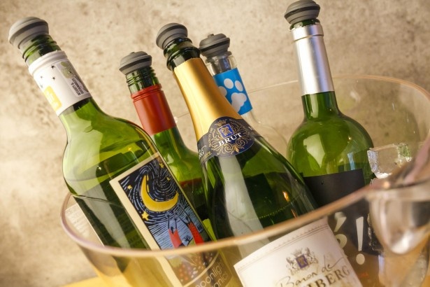 赤、白、スパークリングの合わせて5種が2時間飲み放題になるワインブッフェ1575円（ビストロ酒場 金八っつぁん 枚方店）