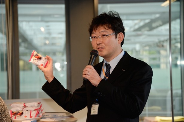 アサイーボウル大福をプレゼンテーションする日本製粉株式会社の間和彦さん