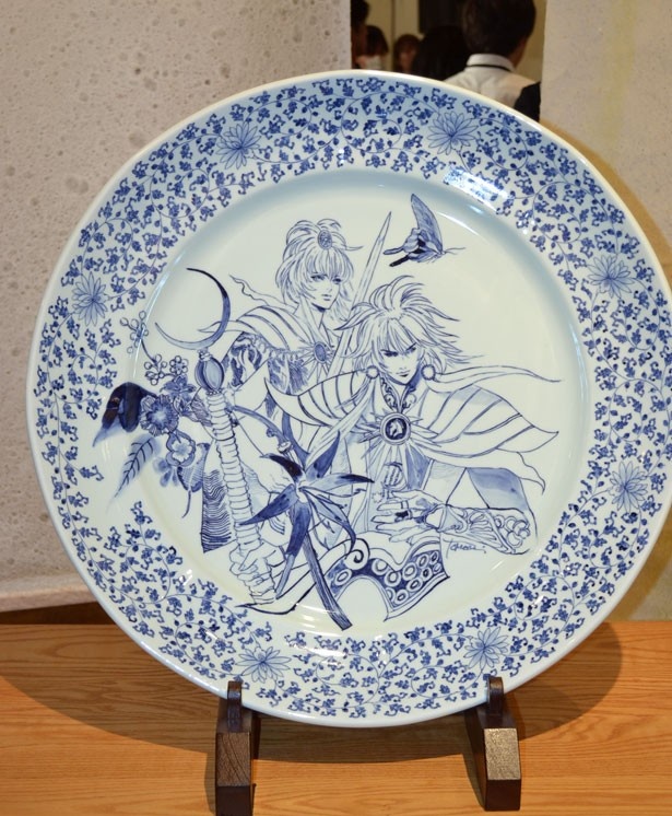 【写真を見る】「サガ」シリーズのキャラクターイラストを手掛ける小林智美さんが絵付けした有田焼大皿