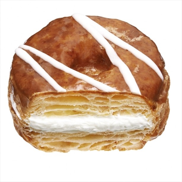 メープル風味のグレーズでコーティングし、ホワイトチョコでデコレーション