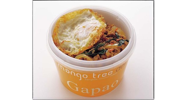 「mango tree」の初テイクアウト店「mango tree deli」の「ガパオ〜豚挽肉のバジル炒め玉子のせごはん〜（800円）」