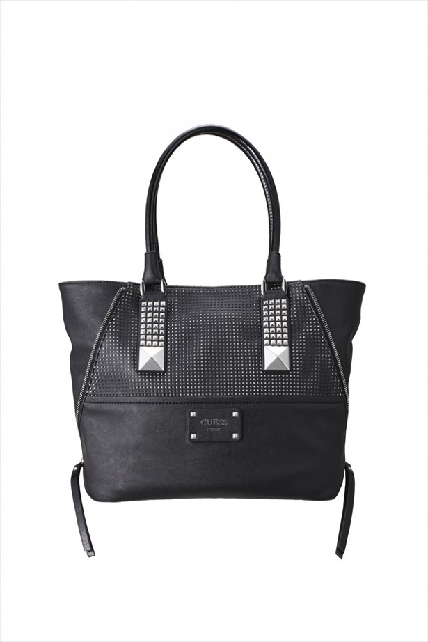 LA発の「GUESS」はレディスが中心だが、メンズもラインナップ