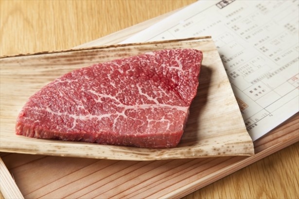 「中勢以」で注文した熟成肉には牛の登記証明書が添えられる