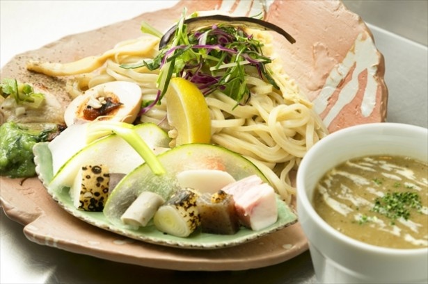 【写真を見る】新宿御苑にある「麺や 庄の gotsubo」のベジつけ麺