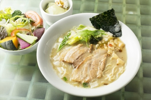 「らぁ麺 胡心房」。サラダとデザートが付く、1日20食女性限定のヘルシーセット(980円)