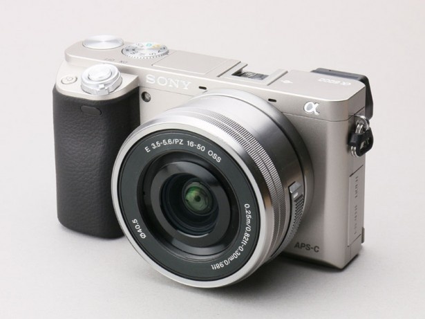 「α6000」の外観。グリップが大きめでホールドしやすい