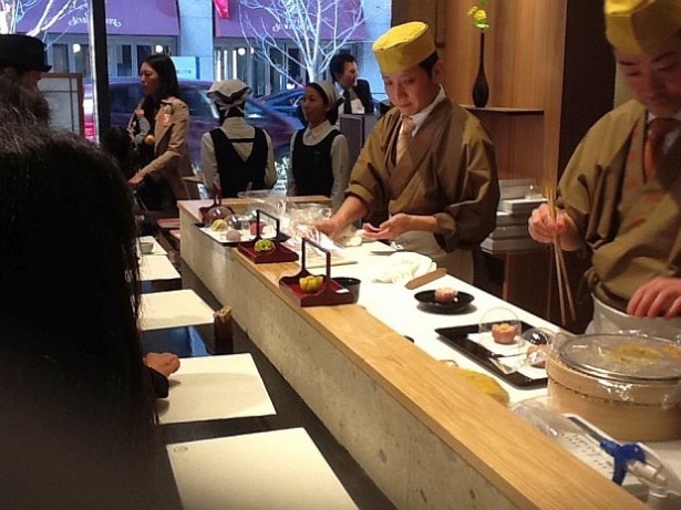 【写真を見る】菓子職人が目の前で技を披露する老舗和菓子店「鶴屋吉信」のカフェ(「COREDO室町3」)
