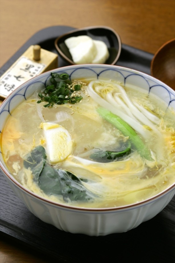 【写真を見る】「豊前房」のかき玉しょうがうどんは、食べる直前にも生姜をトッピング！