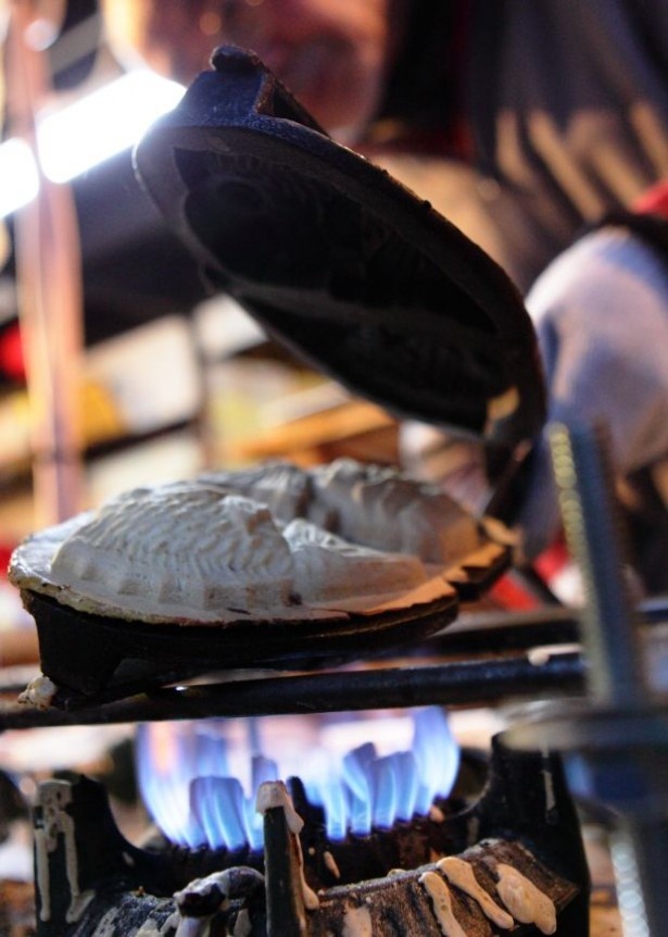 「二條若狭屋 寺町店」では、こだわりのタイ焼きは注文を受けてから、何度も鋳型を返して焼いていく