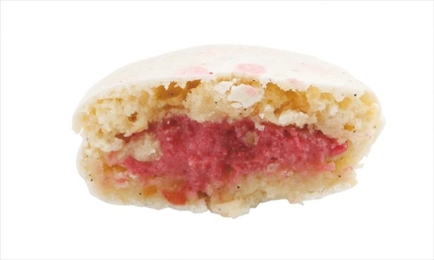 【写真を見る】口いっぱいに広がる春の味！「プティ・アルション」の「チェリーマカロン」断面