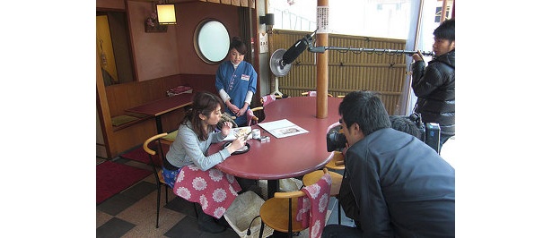 この日はお花見取材以外にも和スイーツを取材。人気店「都路利　高台寺店」にて春限定のパフェを実食。テレビカメラを気にせず食べます！