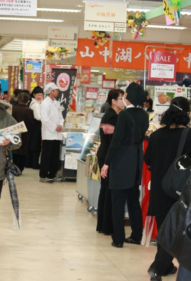 弁当、寿司、スイーツ、惣菜、海産物など全44店が集合！