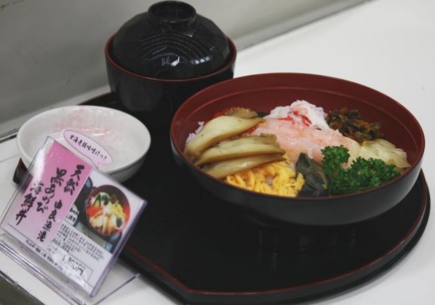 海鮮どんぶりのイートインも！天然黒あわび丼(1890円)は目玉商品