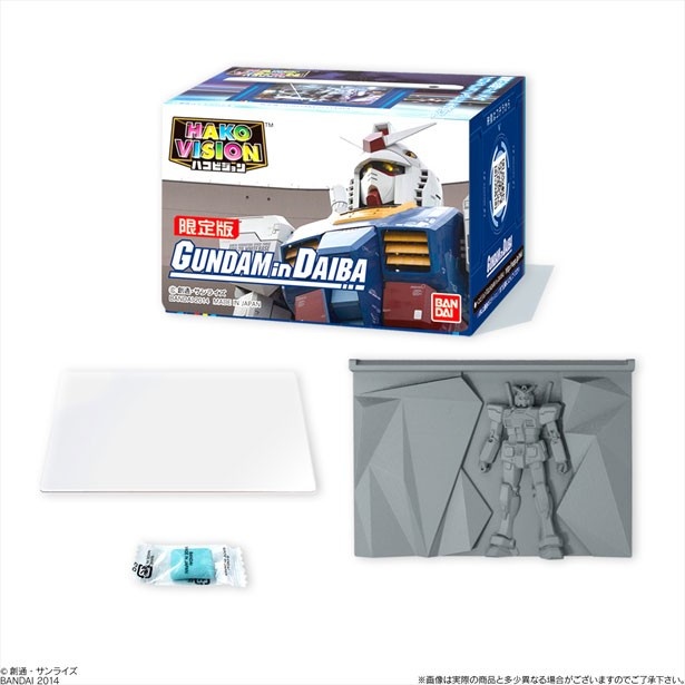 フィギュアとクリアプレートをセットするだけの簡単さ