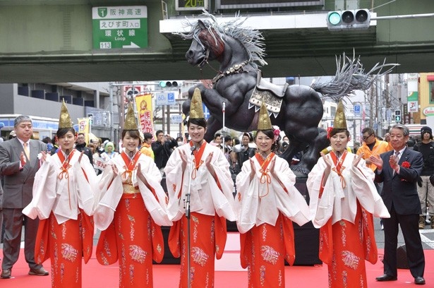 今宮戎神社から福娘も来場、福が授かるよう願って「手打ち」が行われた