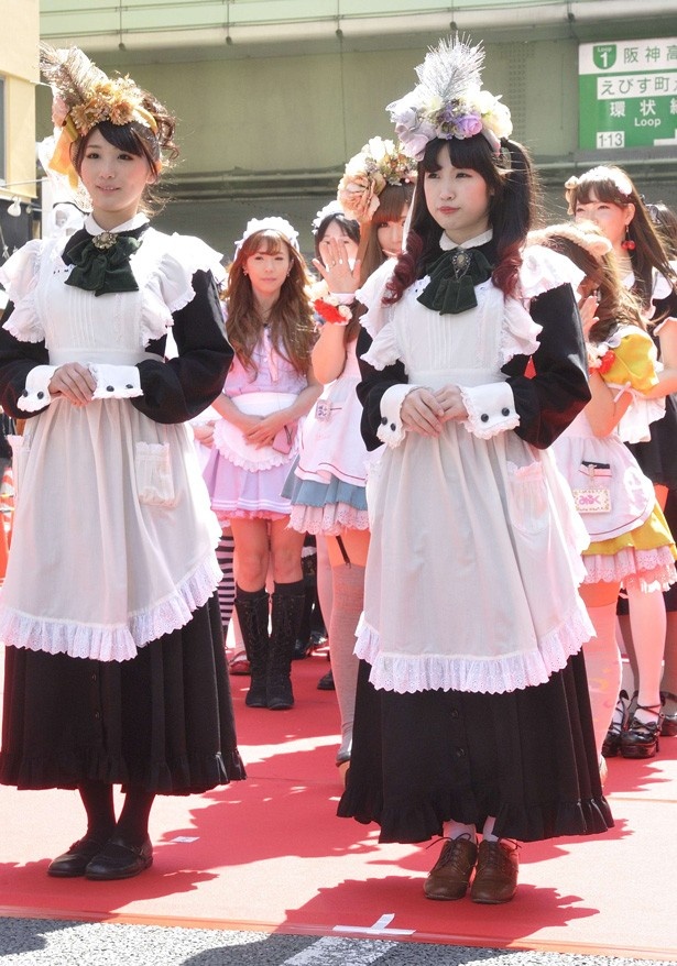 日本橋のメイドカフェ各店からメイドさんたちもそろってパレードに参加。華やぎを添えた