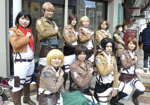 コスプレーヤーたちはでんでんタウンの沿道にも多数。こちらは「進撃の巨人」