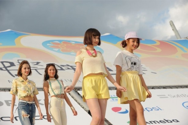 秋元梢ら人気モデルとNMB48＆橋本環奈のRev. from DVLらアイドルが「沖縄国際映画祭」を華やかに彩る