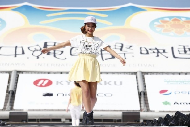 ビーチ横ステージのファッションショーにモデル陣もテンションアップ