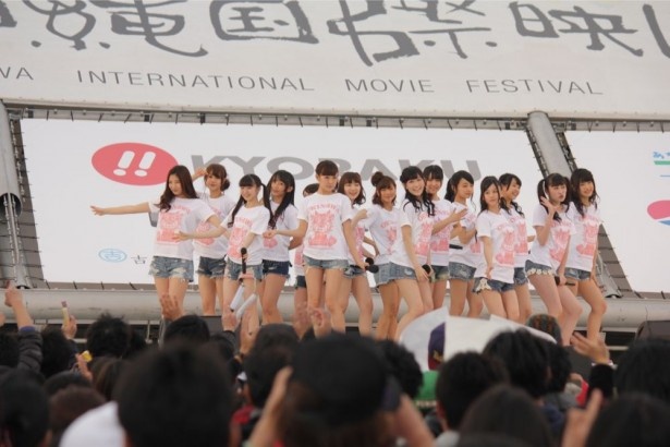 NMB48登場でさらに華やぐビーチステージ