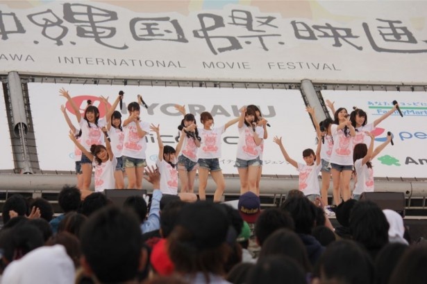 客席と一体になるNMB48