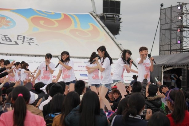 ランウェイに出てファンをあおるNMB48