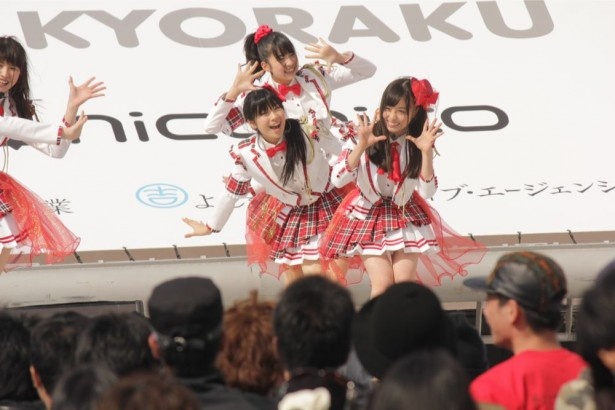 暑いビーチステージをさらにアツくするパフォーマンスを展開
