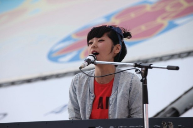 ライブパフォーマンスを披露した近藤夏子