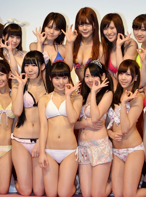 笑顔でポーズをとるメンバー