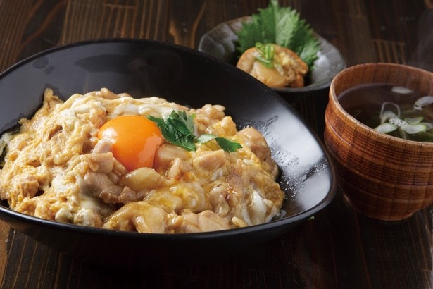 グルメカタログ・和食編では大阪・西天満にある『饂飩とふかし料理の店　はたごはん」のこだわり卵の親子丼