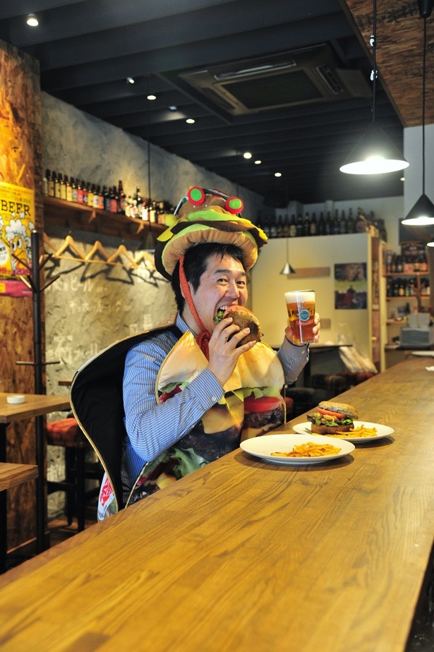 特集デスク・薮は無類のバーガー大好きっぷりを大阪・西大橋の“kamikaze”で発揮！