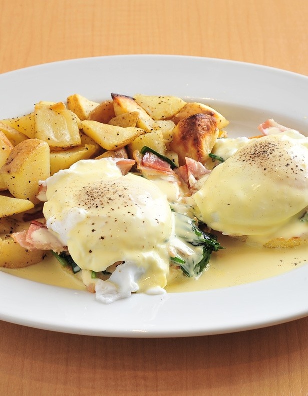 ヒットグルメにはハワイの朝食エッグベネディクトがノミネート！写真はEggs'n Things心斎橋店のエッグスベネディクト