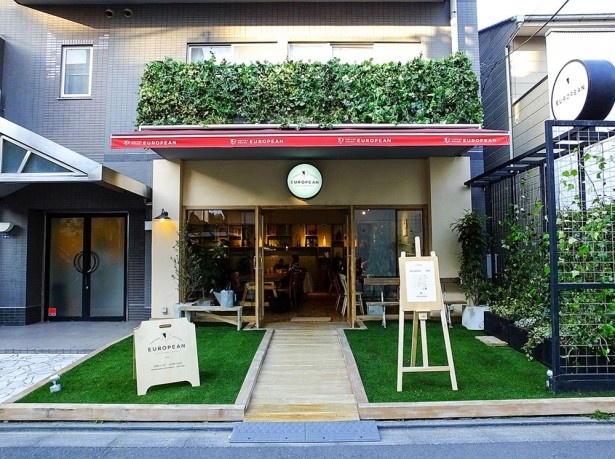 開放的なエントランスのコーヒーハウス ヨーロピアン