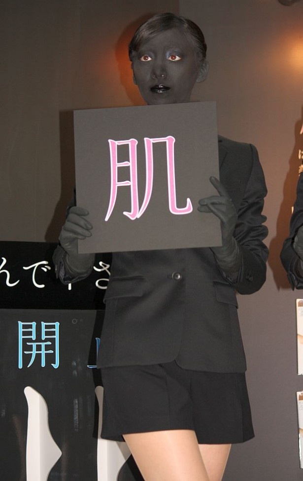 こちらのメンバーは“美しい素肌感”を演出する商品をPR