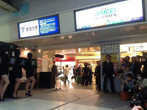 多くの通行人が見物