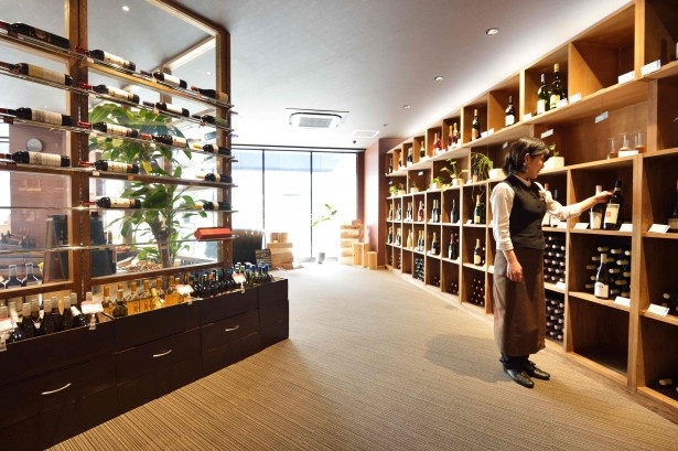 400種3000本以上のワインをそろえる西宮北口の新店「カーヴ・ド・テール」。販売だけでなく飲食できるバルコーナーもある