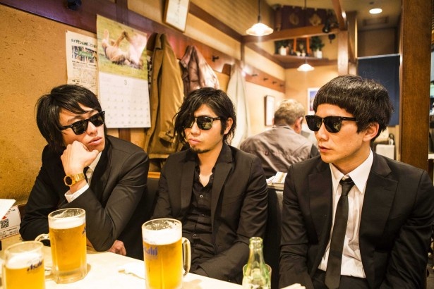 最近のお気に入りの居酒屋「戎家」でインタビューに応じる3人