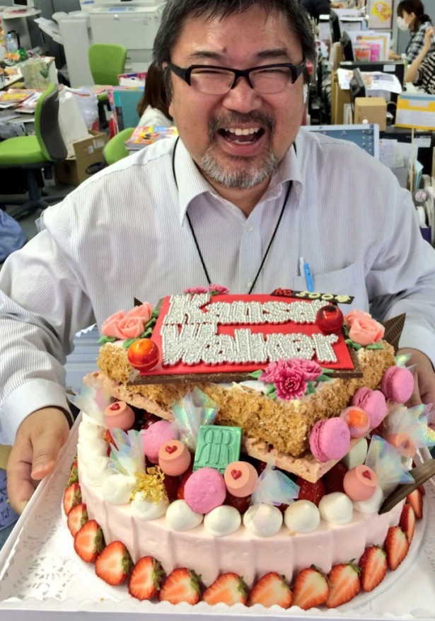 玉置編集長による「タマキロク」も最終回！ホテル・リーガロイヤルさんからいただいた500号記念ケーキを両手に。