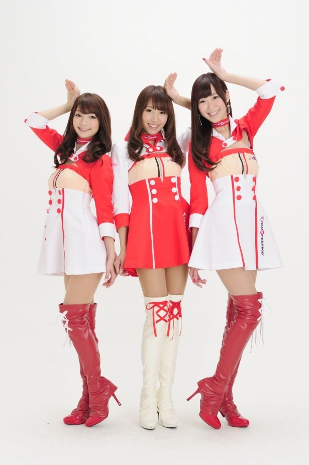 【写真を見る】第9期「クレインズ」の全身コスチュームをチェック！