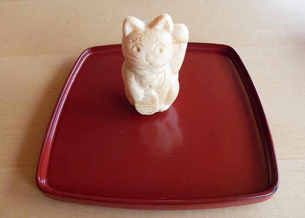 見た目がかわいい「招き猫 フォアグラのムースとあんぽ柿」