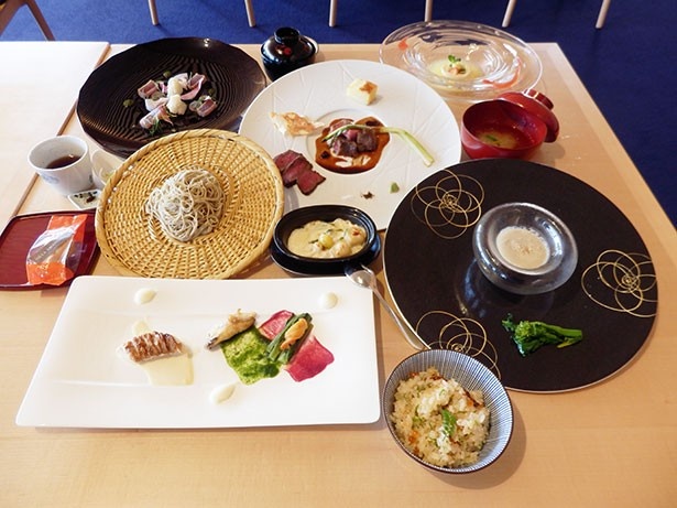 旬の食材によって、日々コース内容が変わるディナー