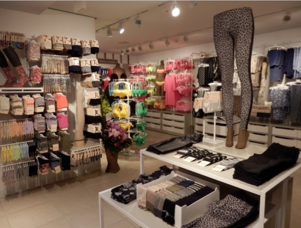 日本初出店となるレッグウェアショップ「CALZEDONIA(カルツェドニア)」