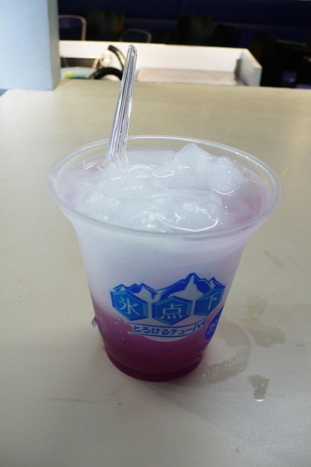 「氷点下のとろけるチューハイ」は、これまで感じたことのないトロっとした舌触りで、ゆっくりと解けていく感触も気持ちいい