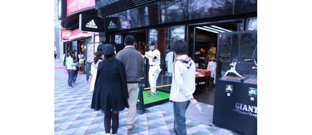 通行人は一様に興味津々