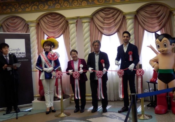 公開当日、宝塚市市長・手塚プロダクション著作権事業局局長・Google カルチュラルインスティテュート ディレクターによるテープカット